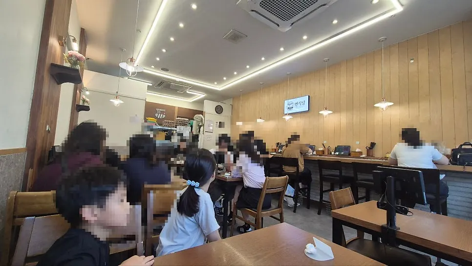 혼밥석과 2인석, 4인석이 나뉜 면식당 내부