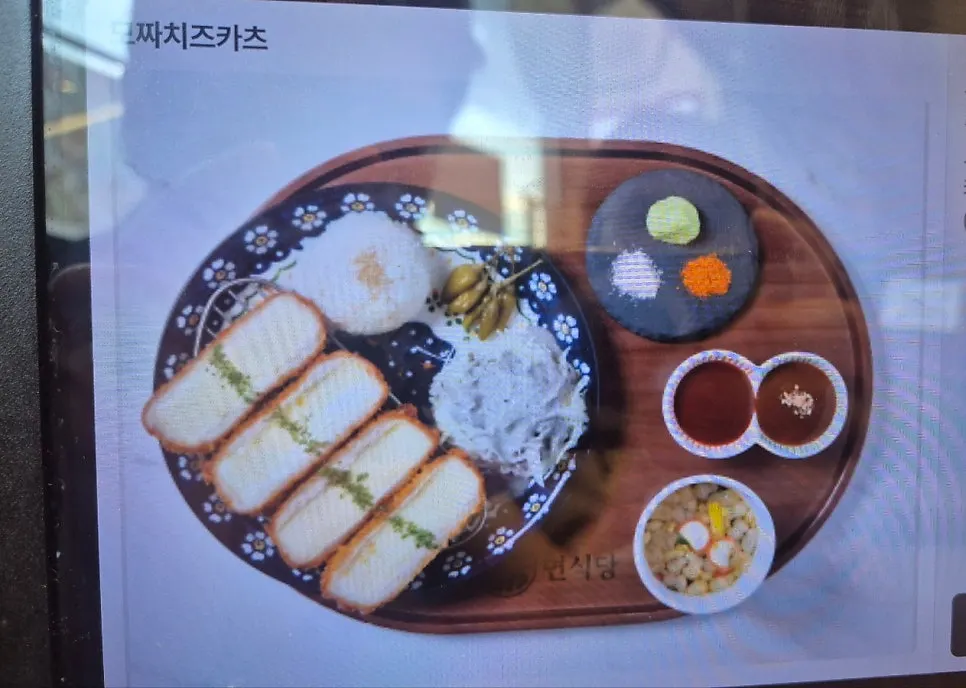 4인 가족 테이블에 차려진 면식당 주문 메뉴