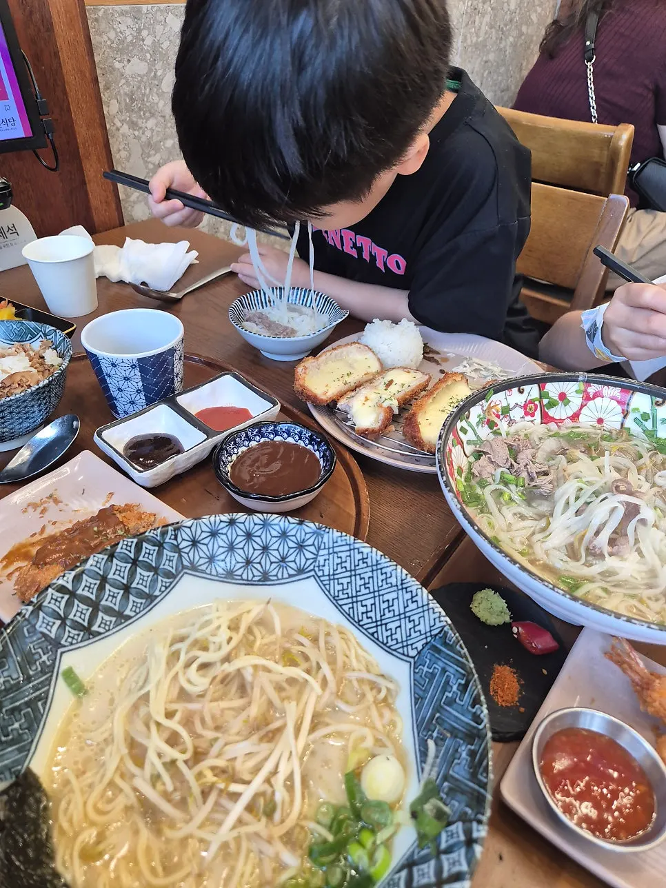 쌀국수를 맛있게 먹는 딸아이 모습