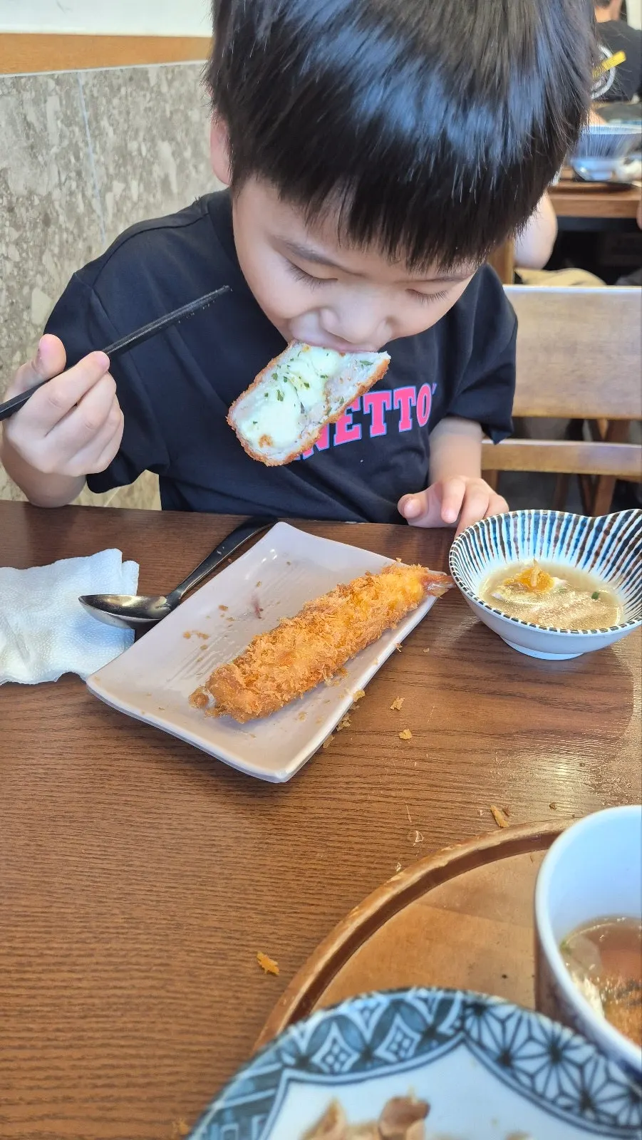 새우튀김을 집어 든 모습