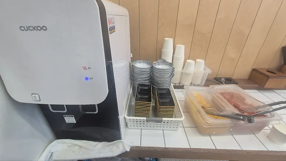접시와 단무지, 김치가 놓인 셀프바