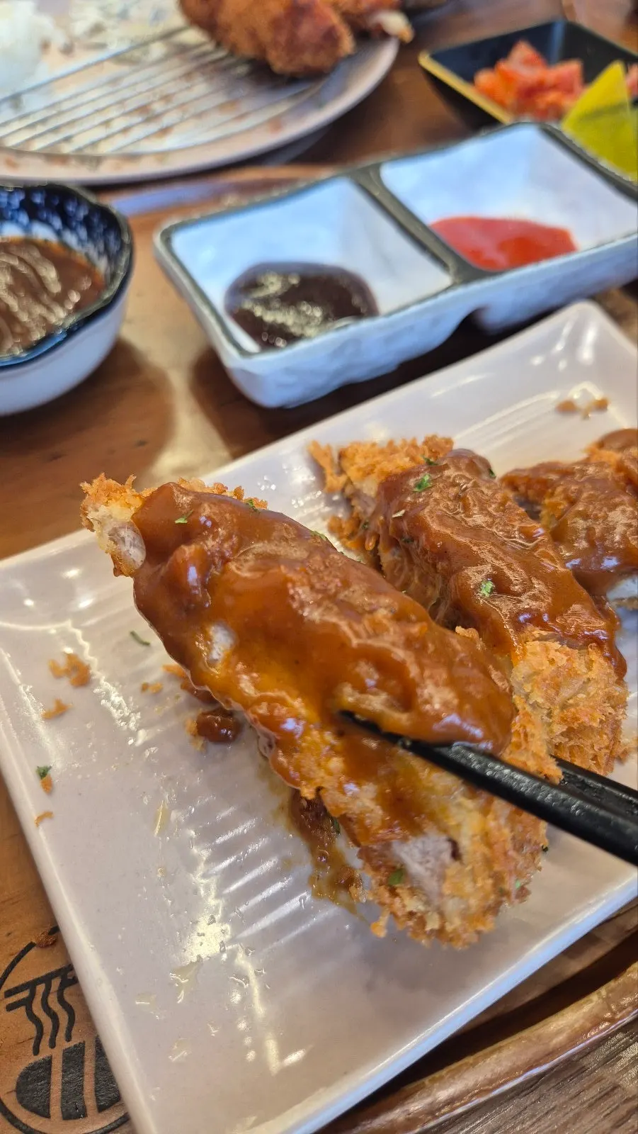 소금과 와사비, 쌀국수 소스가 담긴 접시