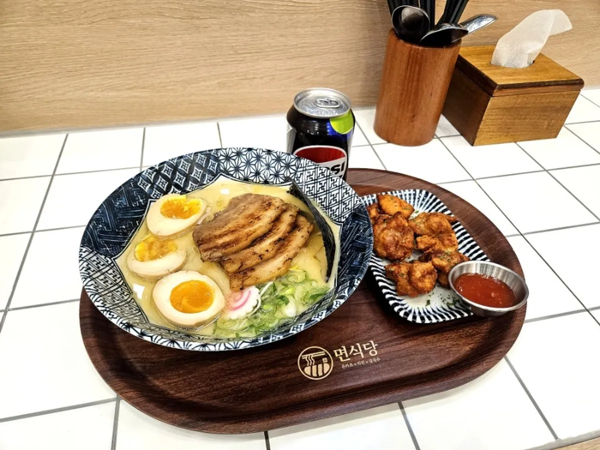 A bowl of premium tonkotsu ramen at Myeonsikdang Mokdong Pari Park