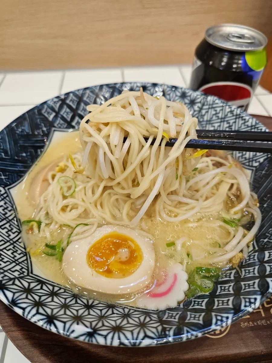 Tonkotsu ramen eaten together with bean sprouts