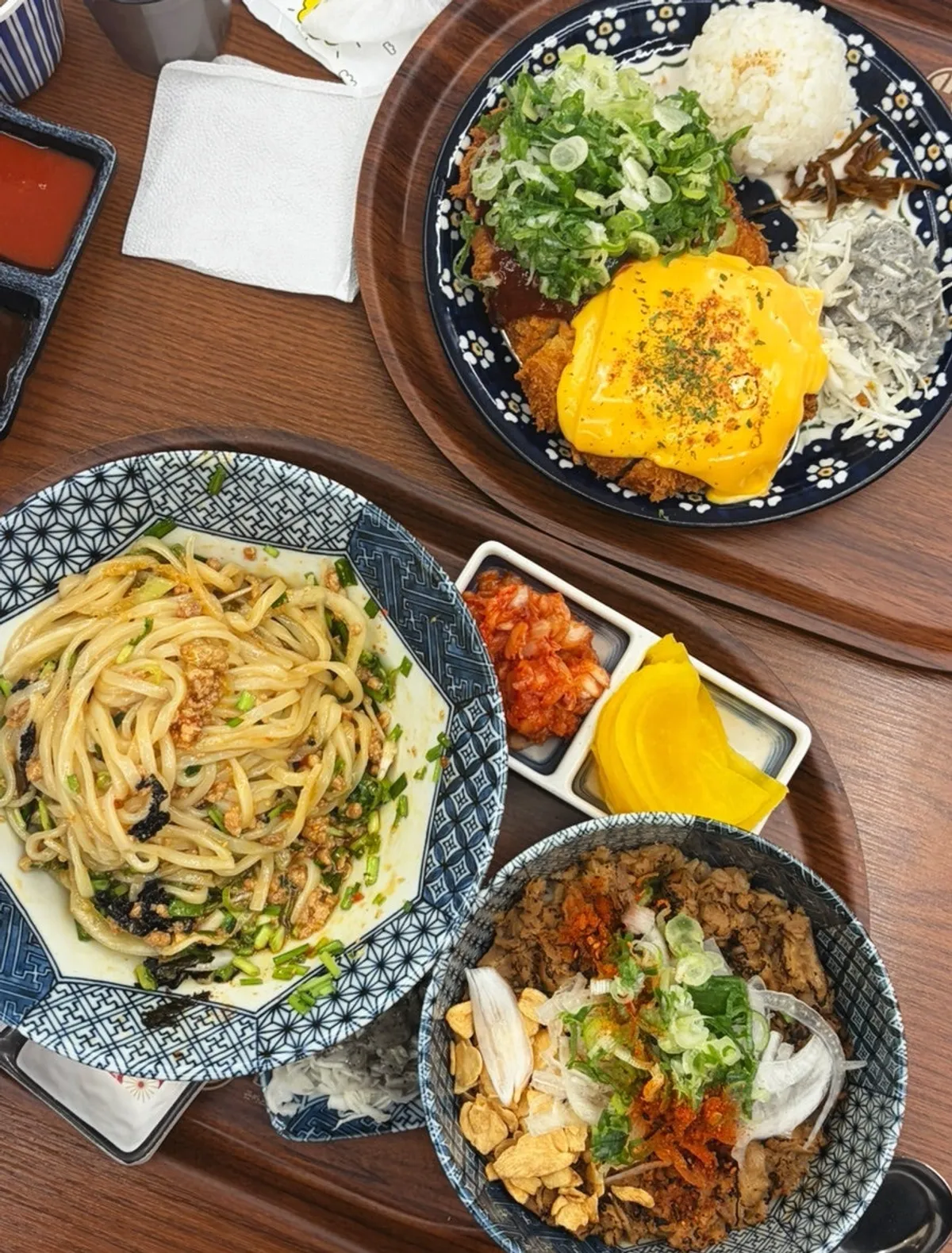 Wall-facing solo dining seats