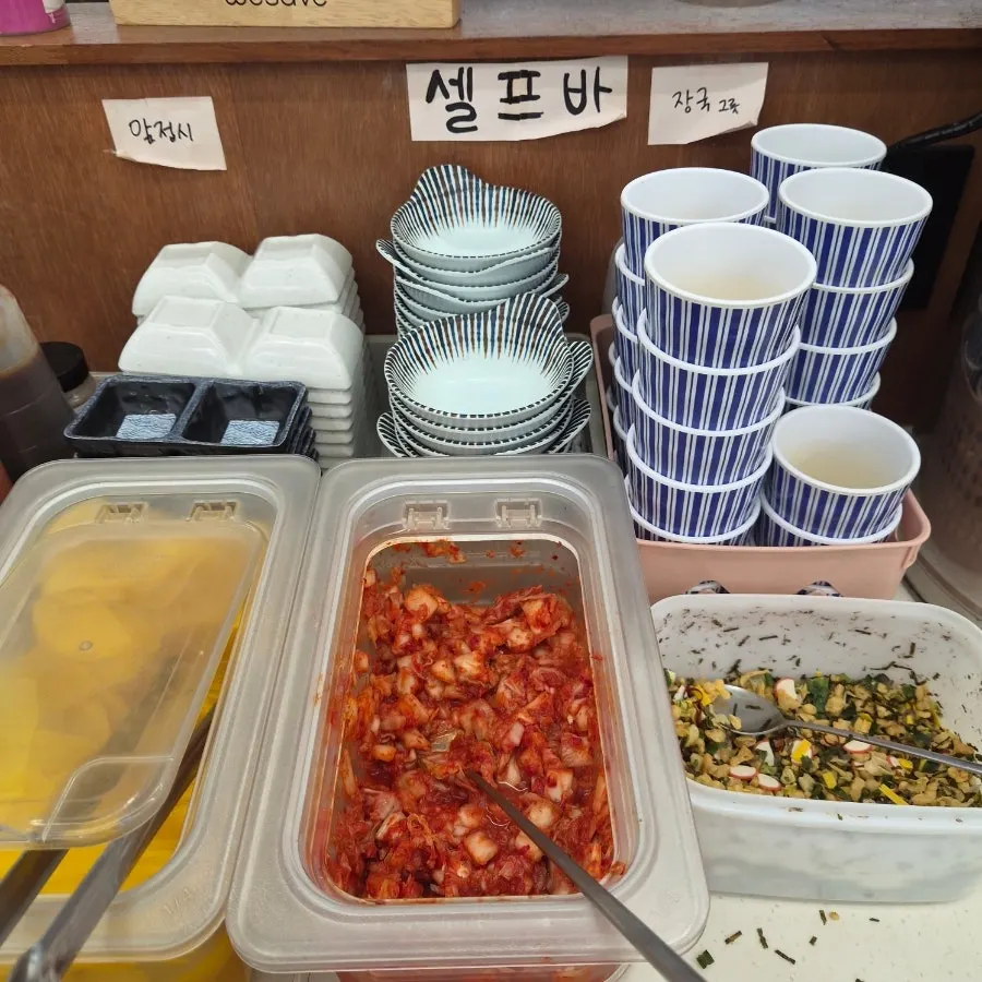 손님으로 붐비는 이른 저녁 매장 내부