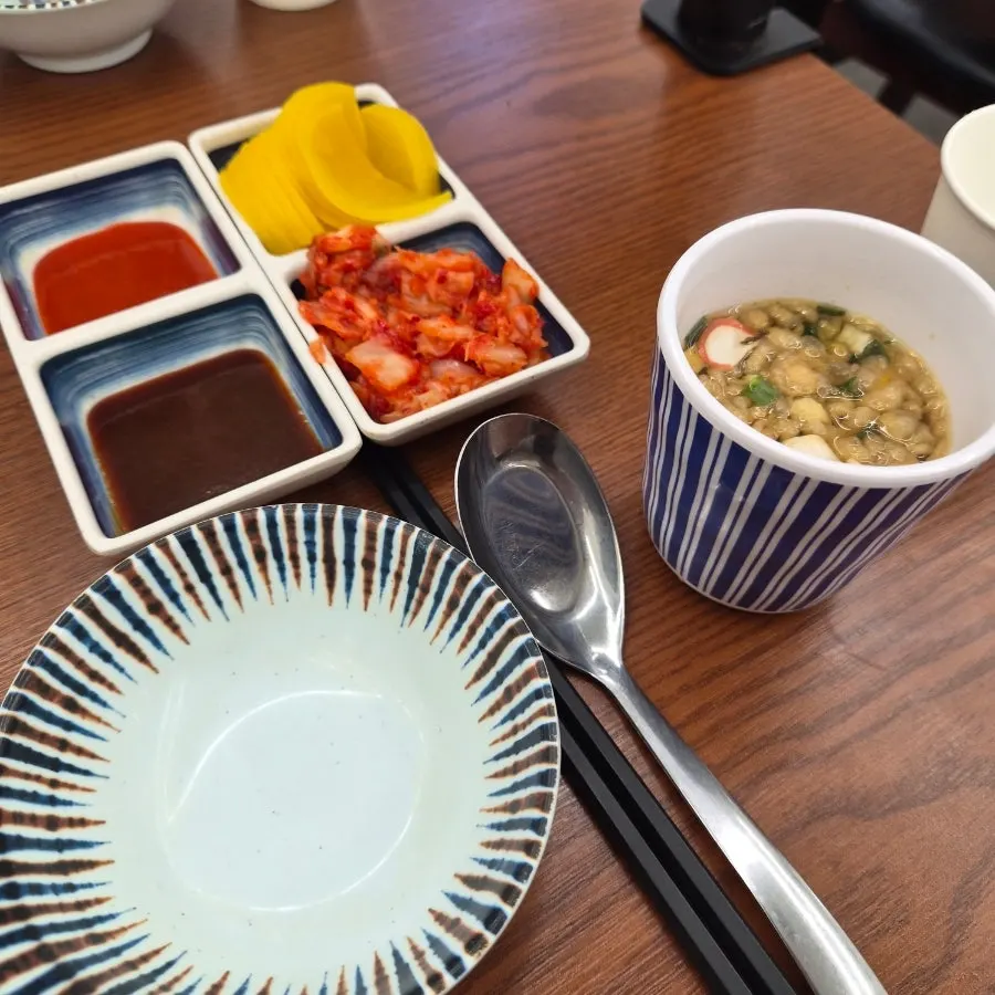 깔끔한 테이블 좌석 배치