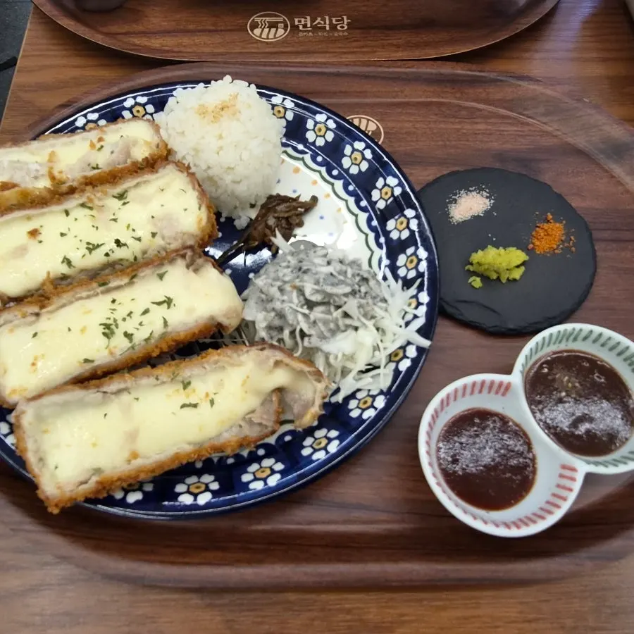 숙주와 고기가 든 샤브쌀국수 한 그릇