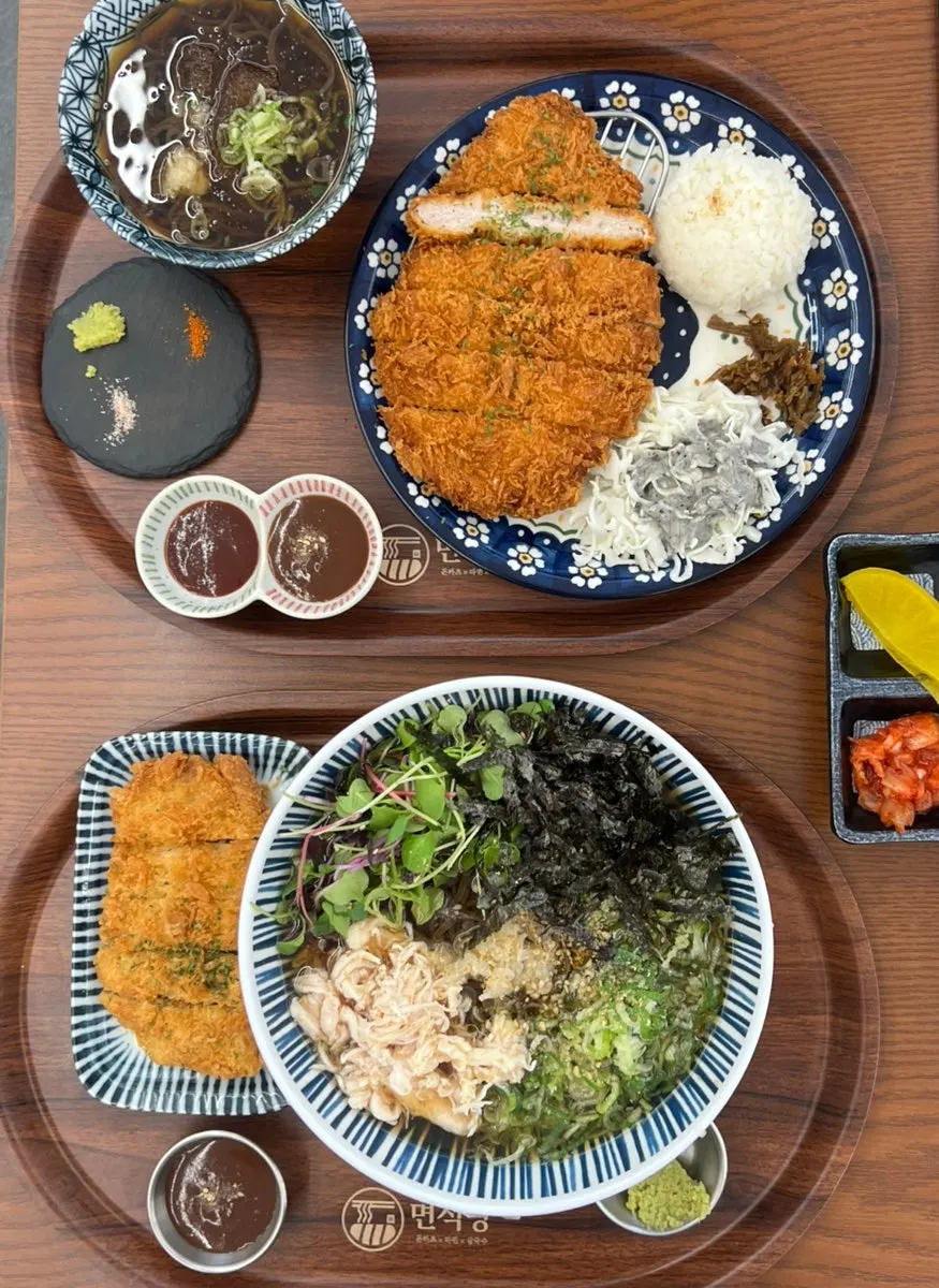 돈까스와 소바 세트 두 개가 놓인 테이블