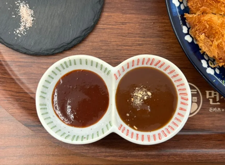 여러 가지 소스와 함께 나온 돈까스