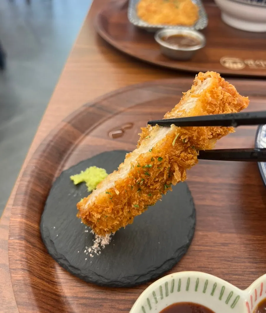 와사비와 소금이 함께 놓인 돈까스 상차림