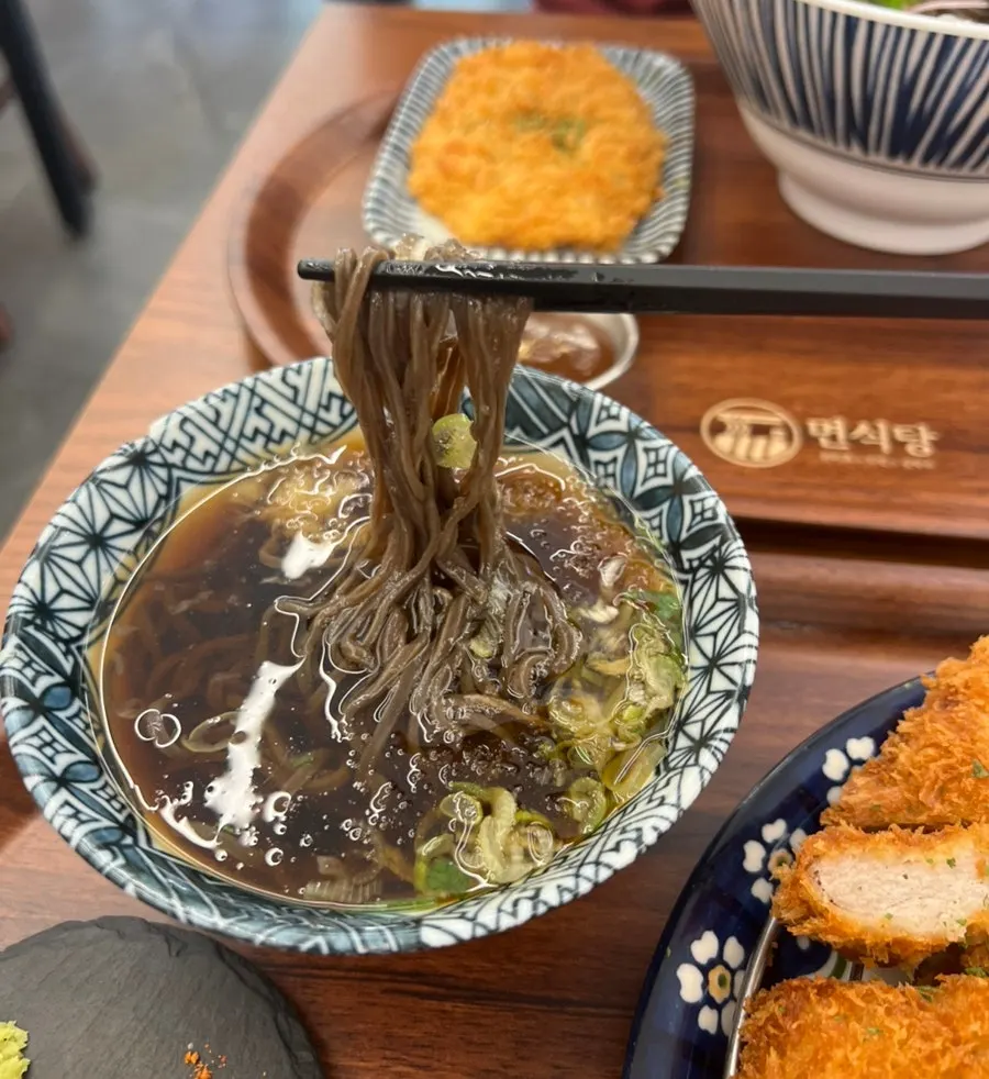 냉소바 면을 젓가락으로 건진 모습