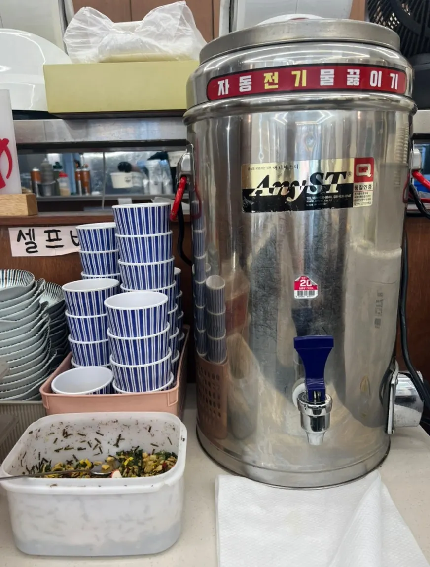해선장 스리라차 고수씨 분말이 있는 셀프 코너