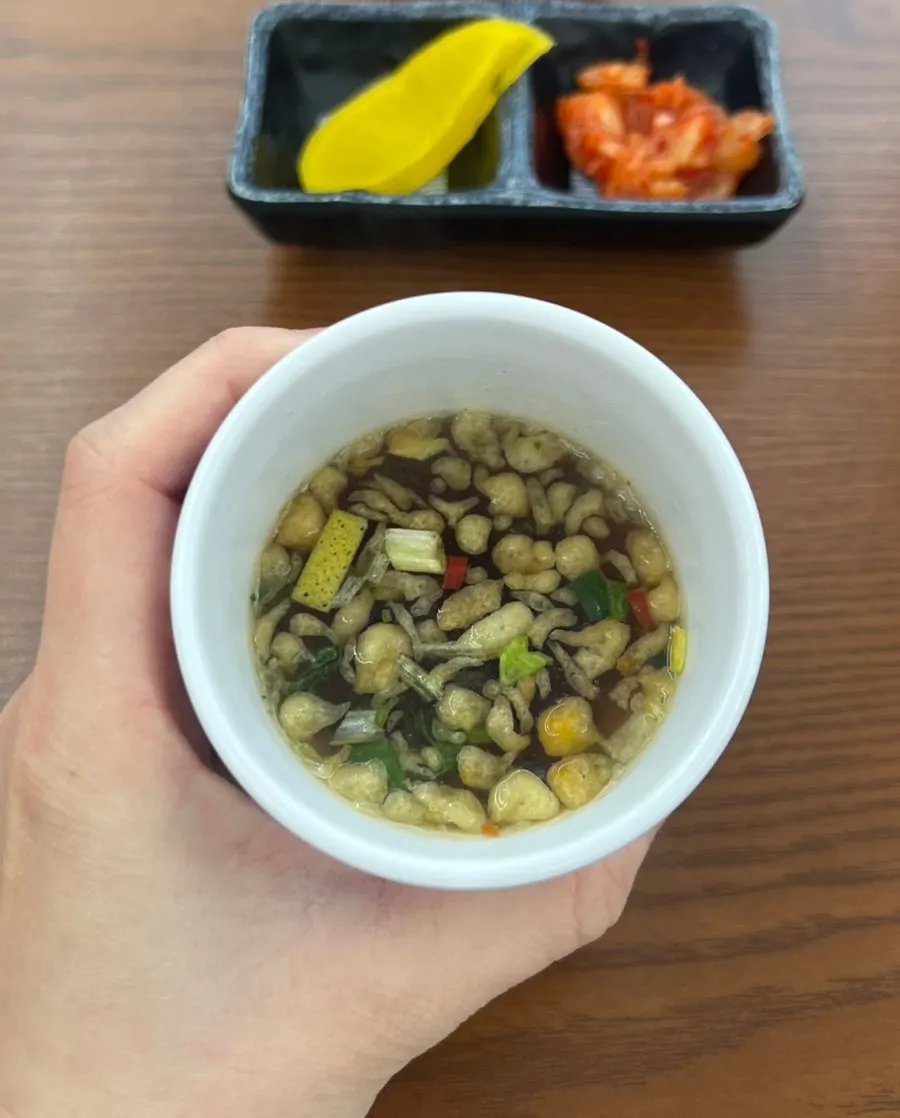 셀프 코너에서 담아온 우동 국물