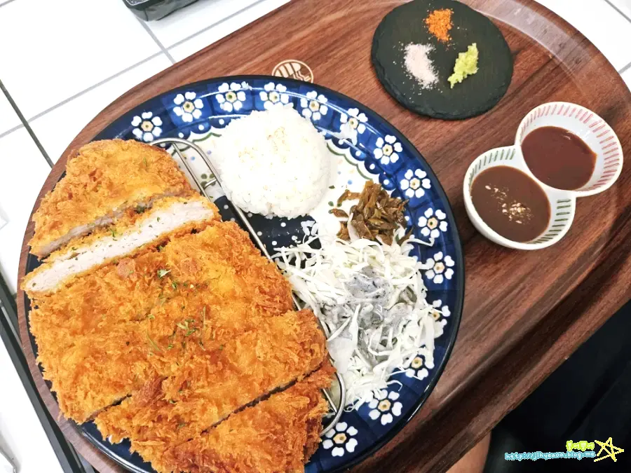 Cross-section of the mozzarella cheese katsu with stretchy cheese