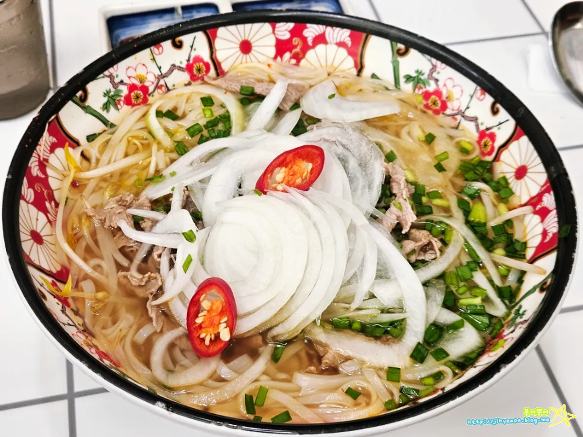 Basic serving of spicy shabu rice noodle soup at Myeonsikdang Suji Government Office branch