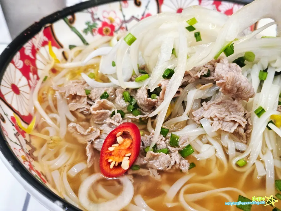 Clear-looking broth of the spicy shabu rice noodle soup