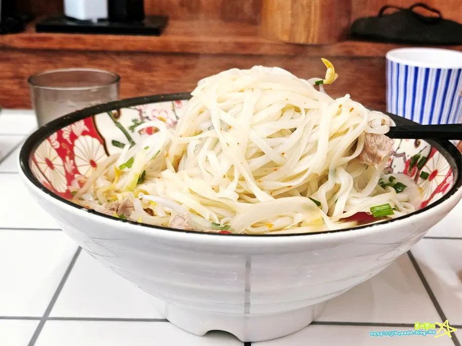 Rice noodle soup filled with meat and bean sprouts
