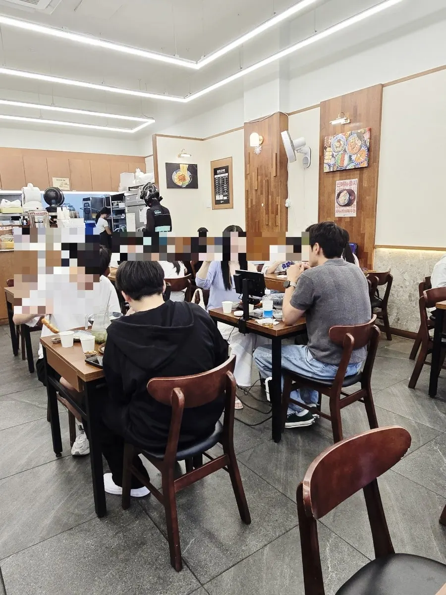 2인석과 4인석이 있는 깔끔한 매장 내부