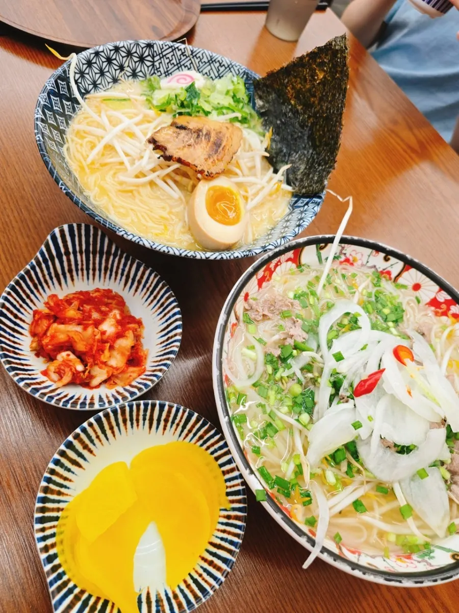 라멘과 카츠가 함께 차려진 테이블