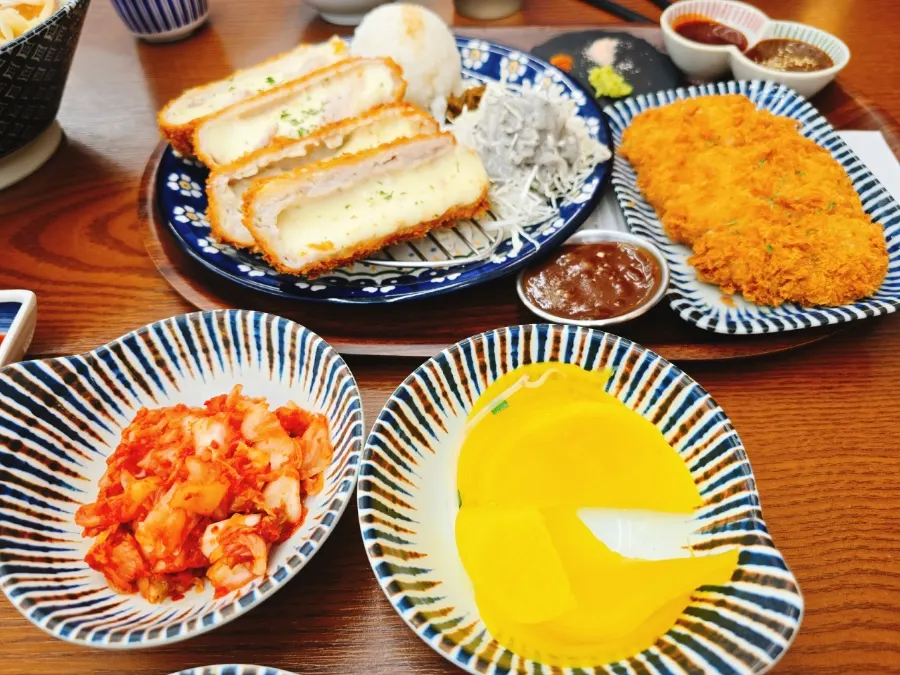 주문한 네 가지 메뉴 한상 차림