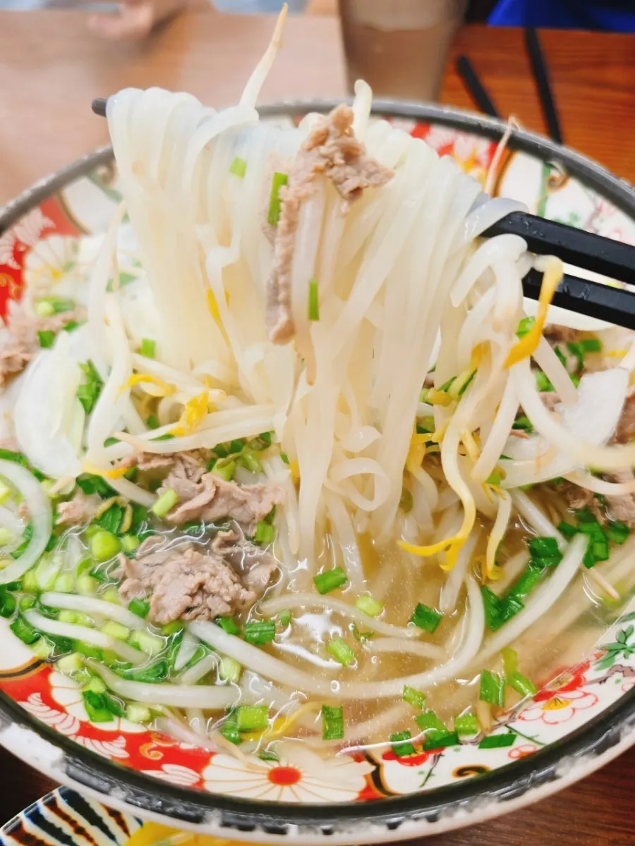 젓가락으로 들어 올린 푸짐한 쌀국수 면