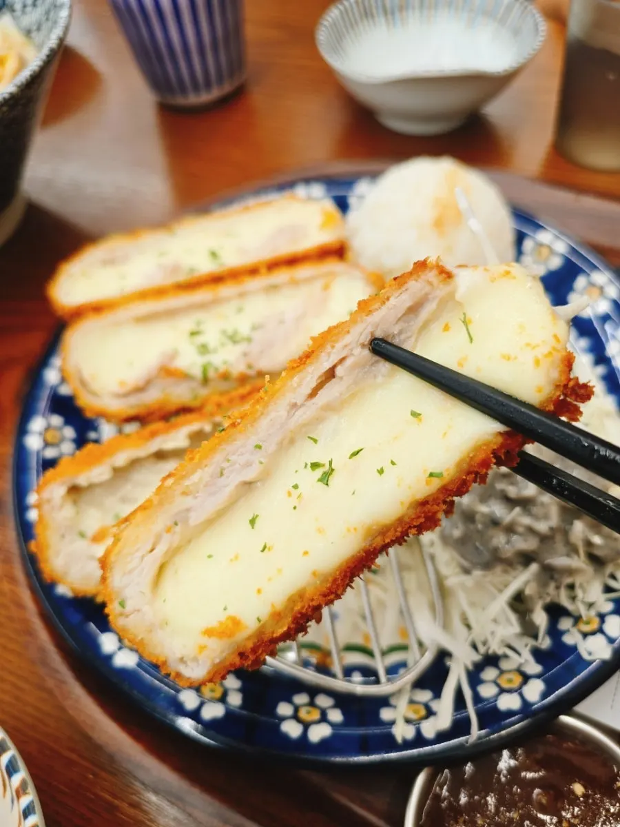 반으로 자른 모짜치즈카츠 단면