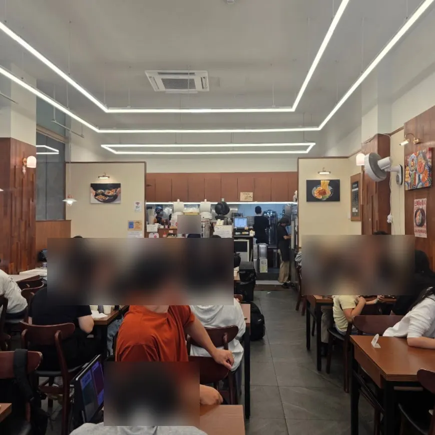 아늑한 분위기의 면식당 내부