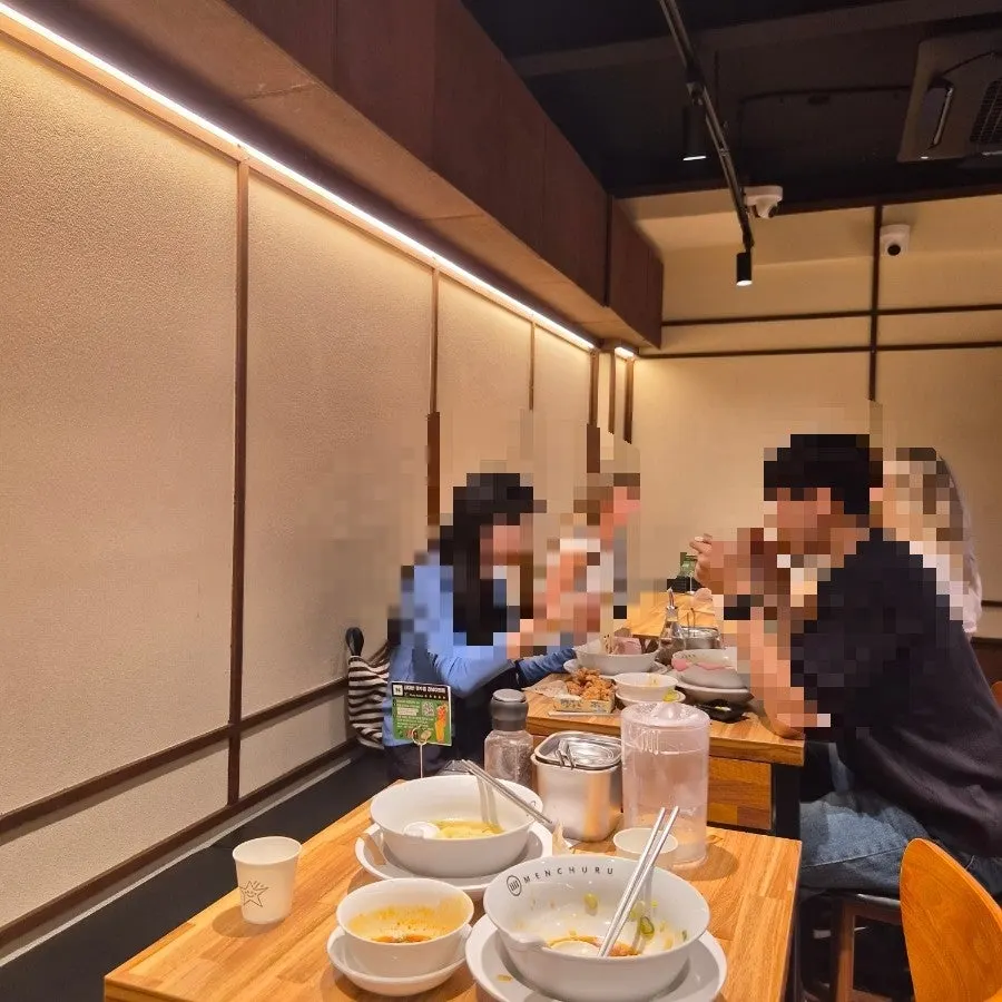 Table seating good for dining with company
