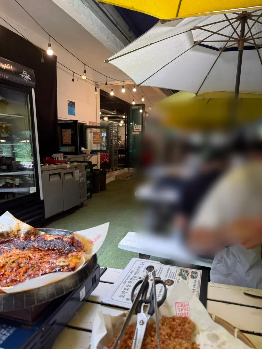 계곡 옆 테라스 좌석 구역