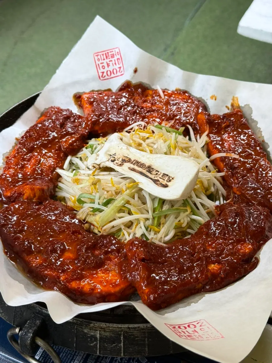 테이블에 놓인 맛있게 먹는 순서 안내