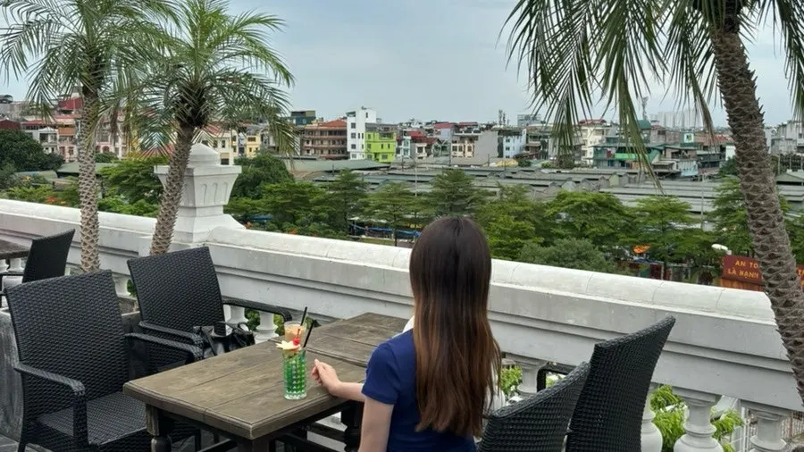 자연광에서 더 얼룩져 보이는 밝은 갈색 모발