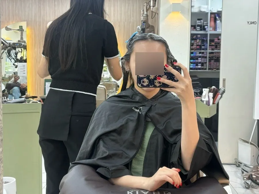 다과로 나온 비스켓과 음료