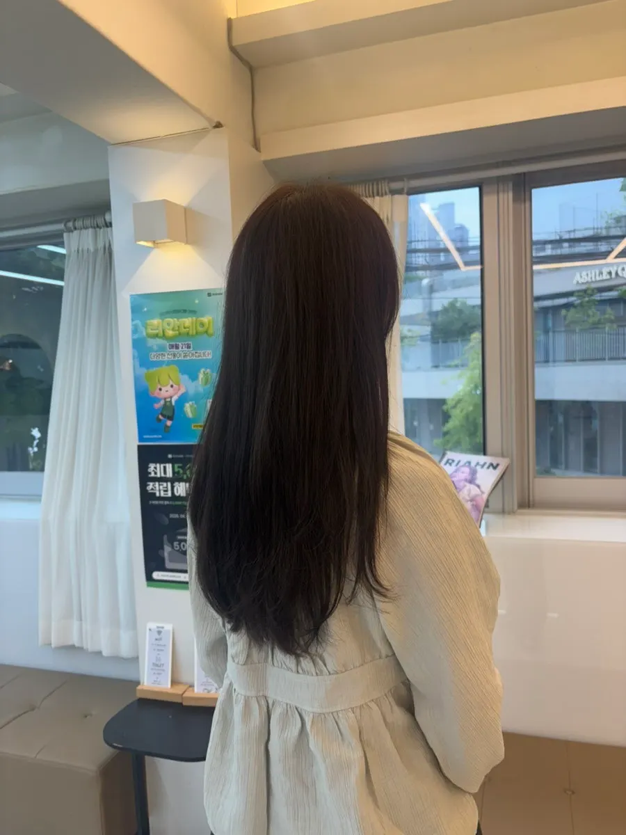 붉은기 없는 흑갈색 모발 정면
