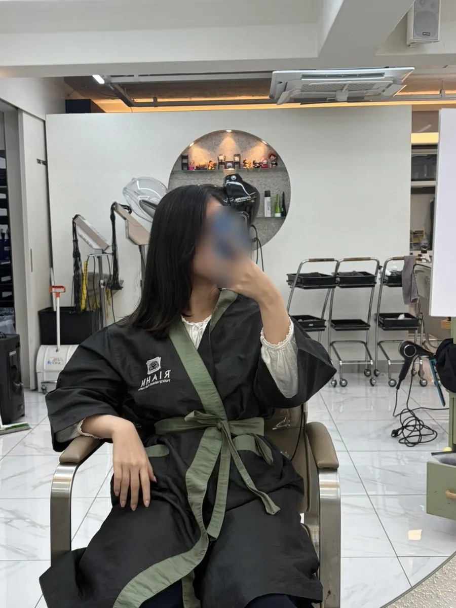 Back view of black hair before dyeing