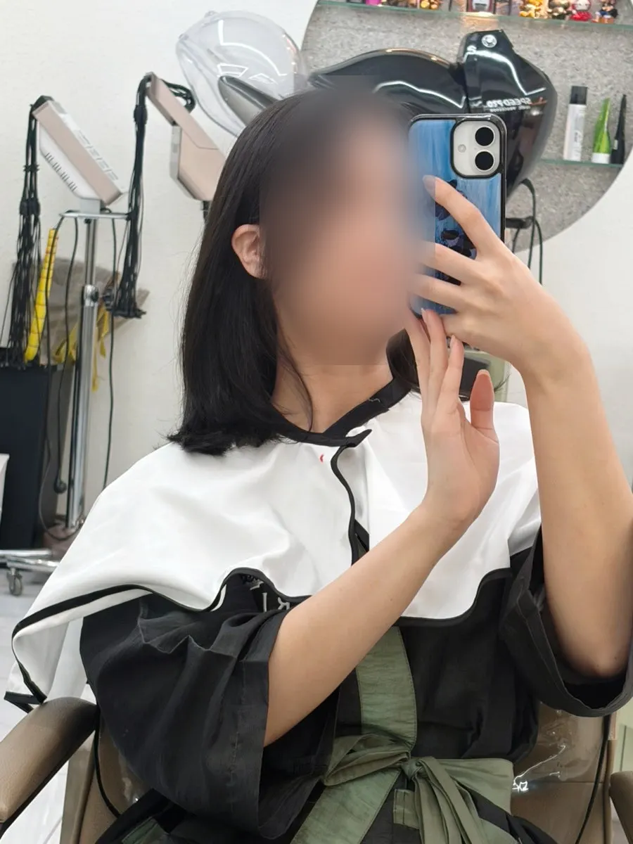 Side view of the lighter medium-length layered cut