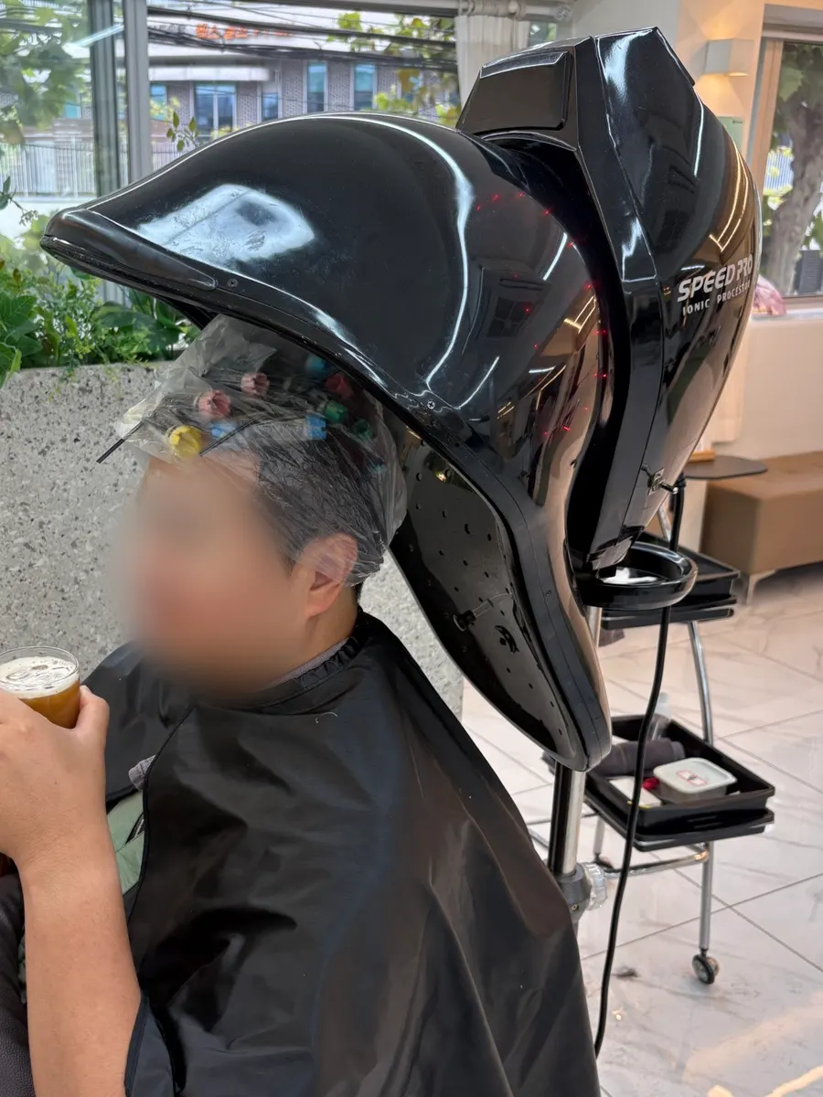 대기 중 제공된 커피와 과자