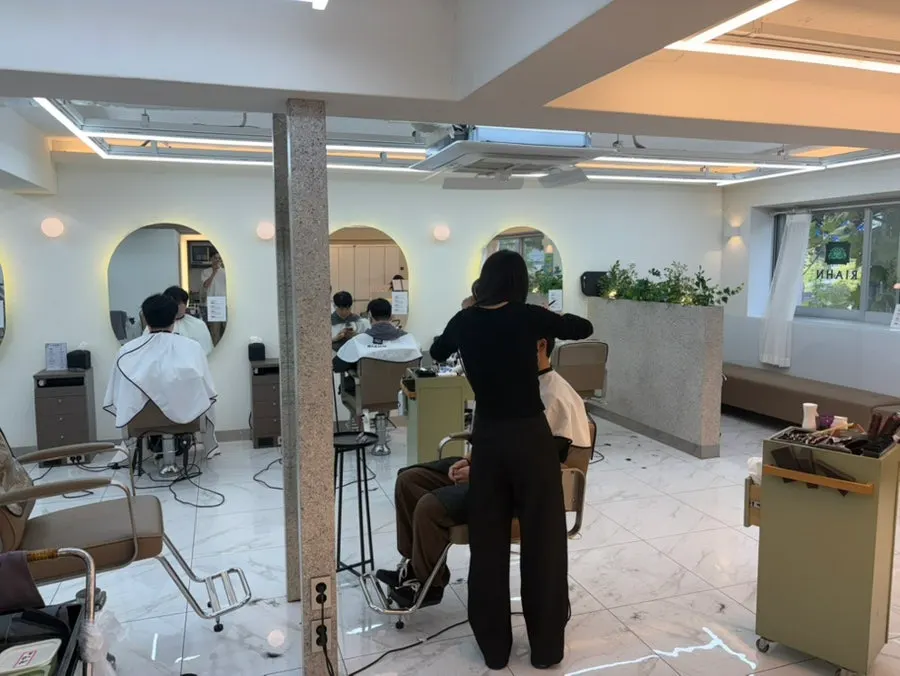 Salon seating with generous spacing
