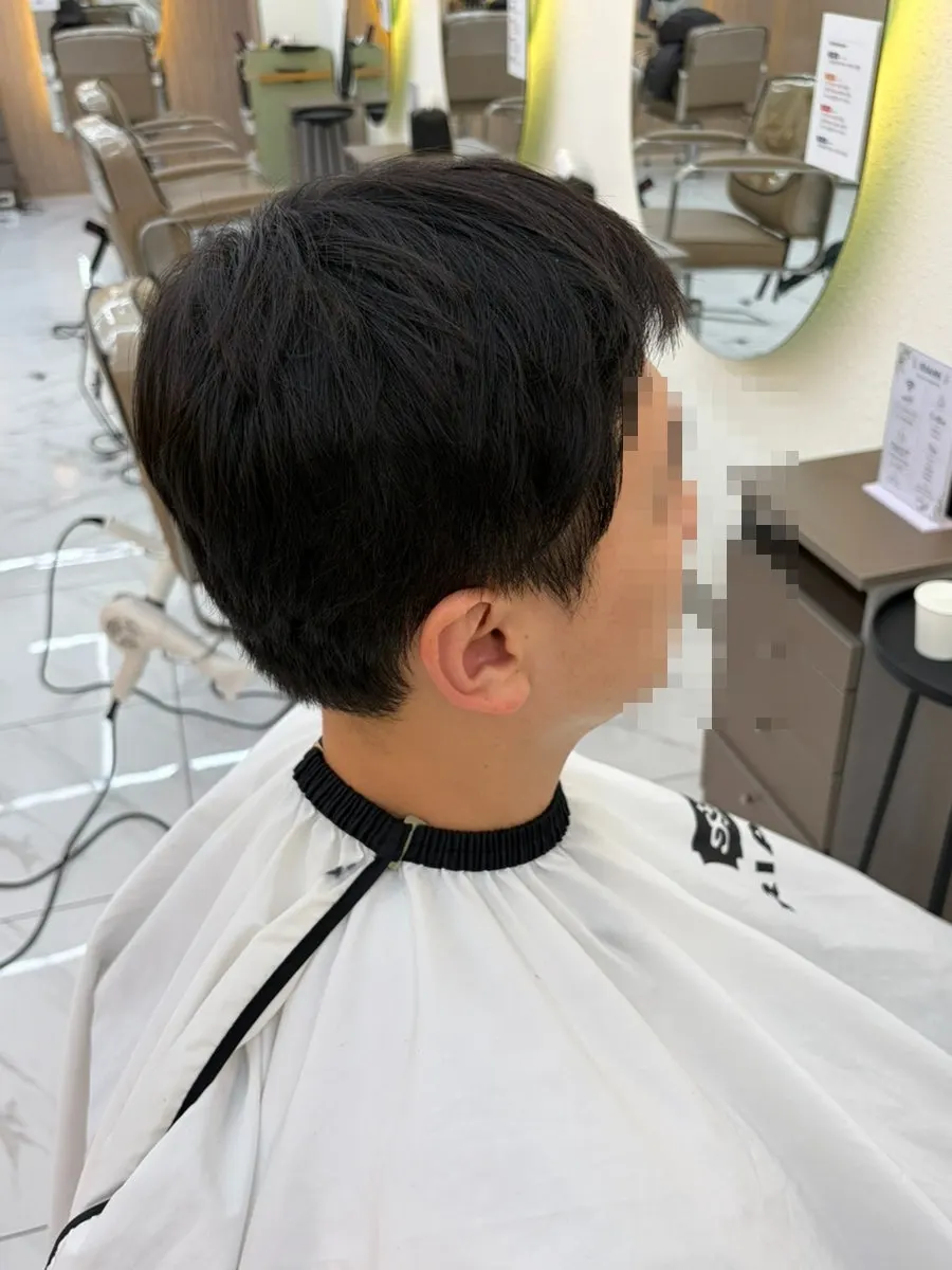 Consultation checking head shape and hair texture before the service