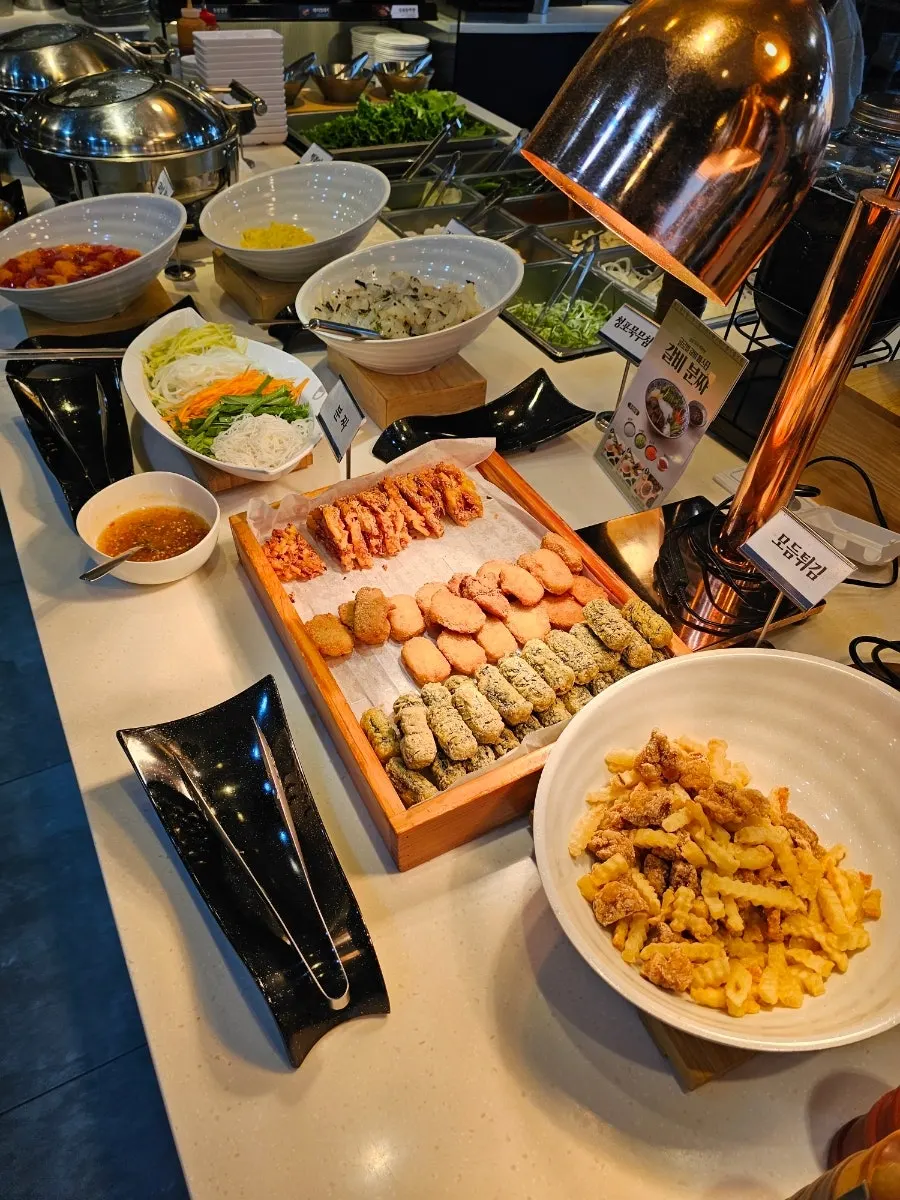 단체석과 불판이 놓인 좌석