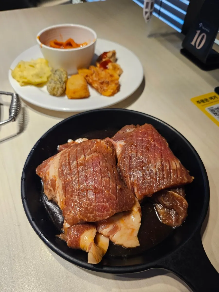 접시에 담긴 양념돼지갈비