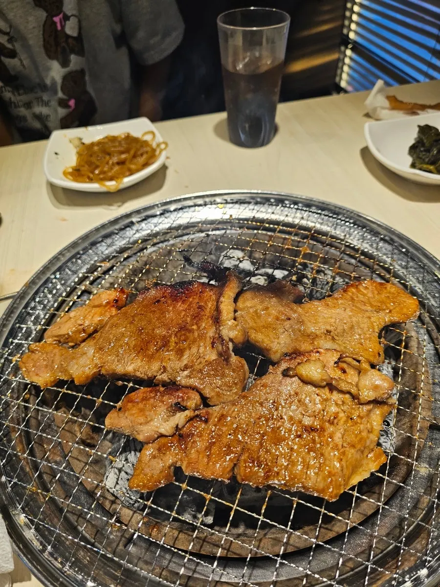 선홍빛 생고기 접시