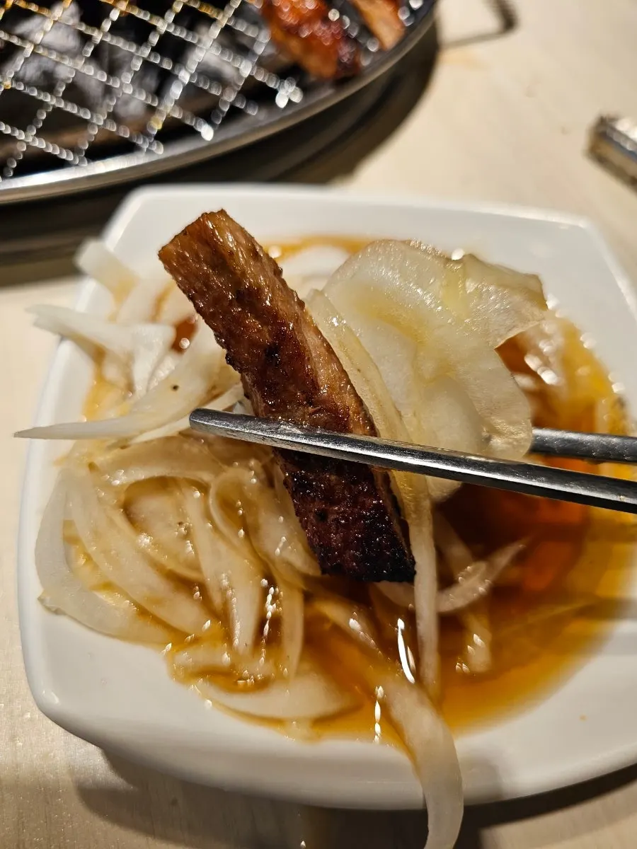 또띠아에 갈비를 올린 갈비 타코