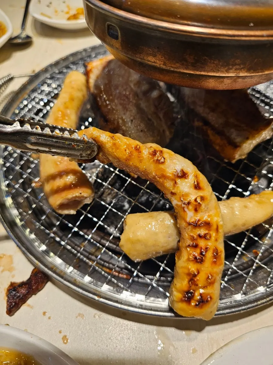 불판에 구워지는 두툼한 삼겹살