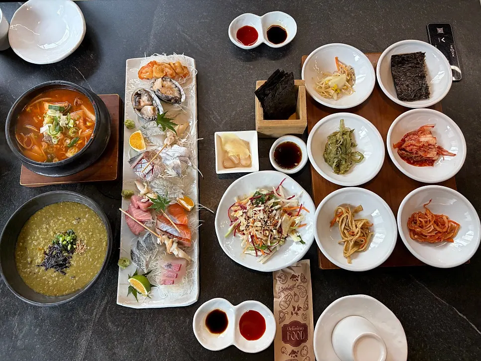Table set with all the ordered dishes