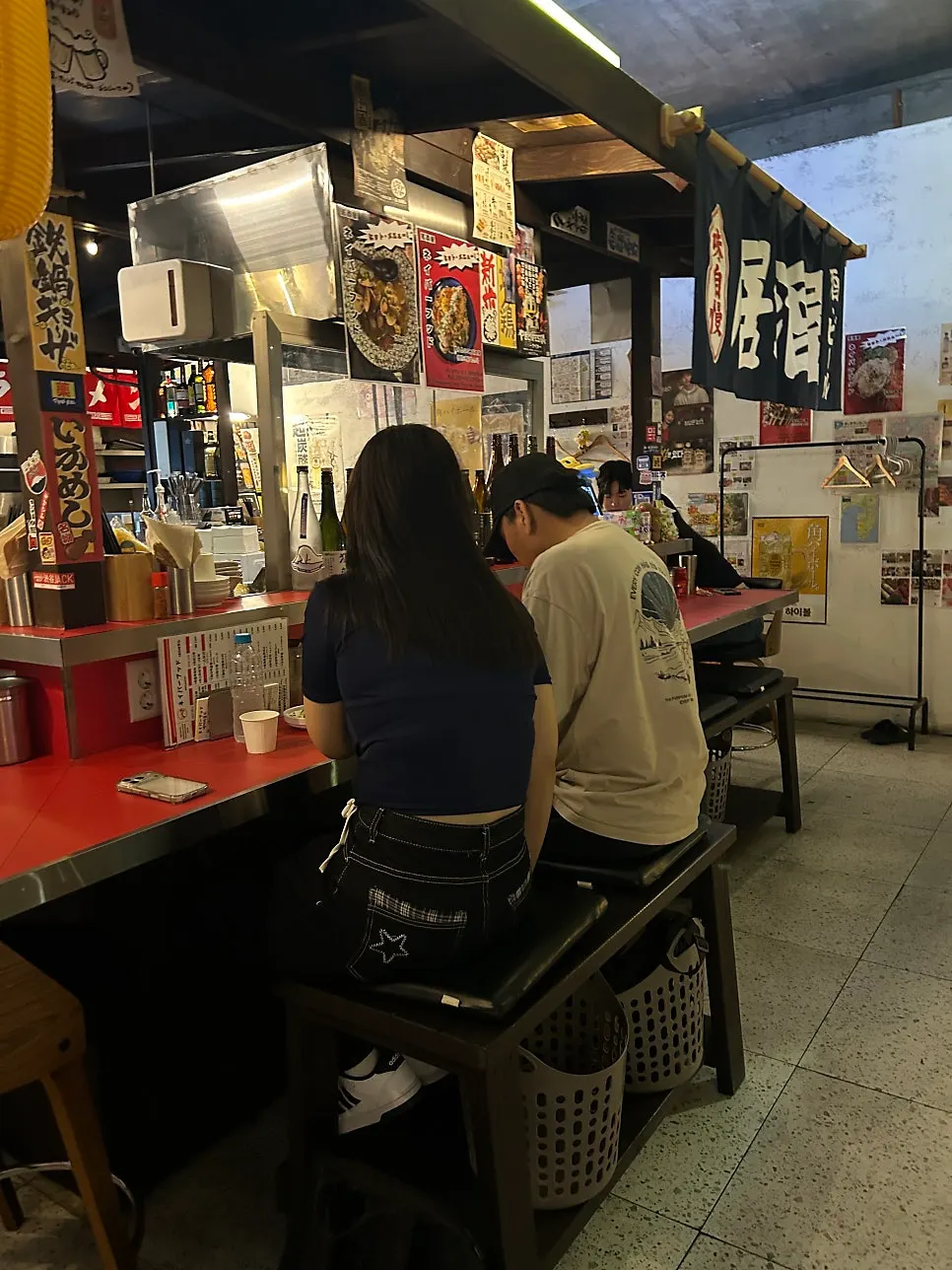 일본식 포장마차 느낌의 간판과 조명