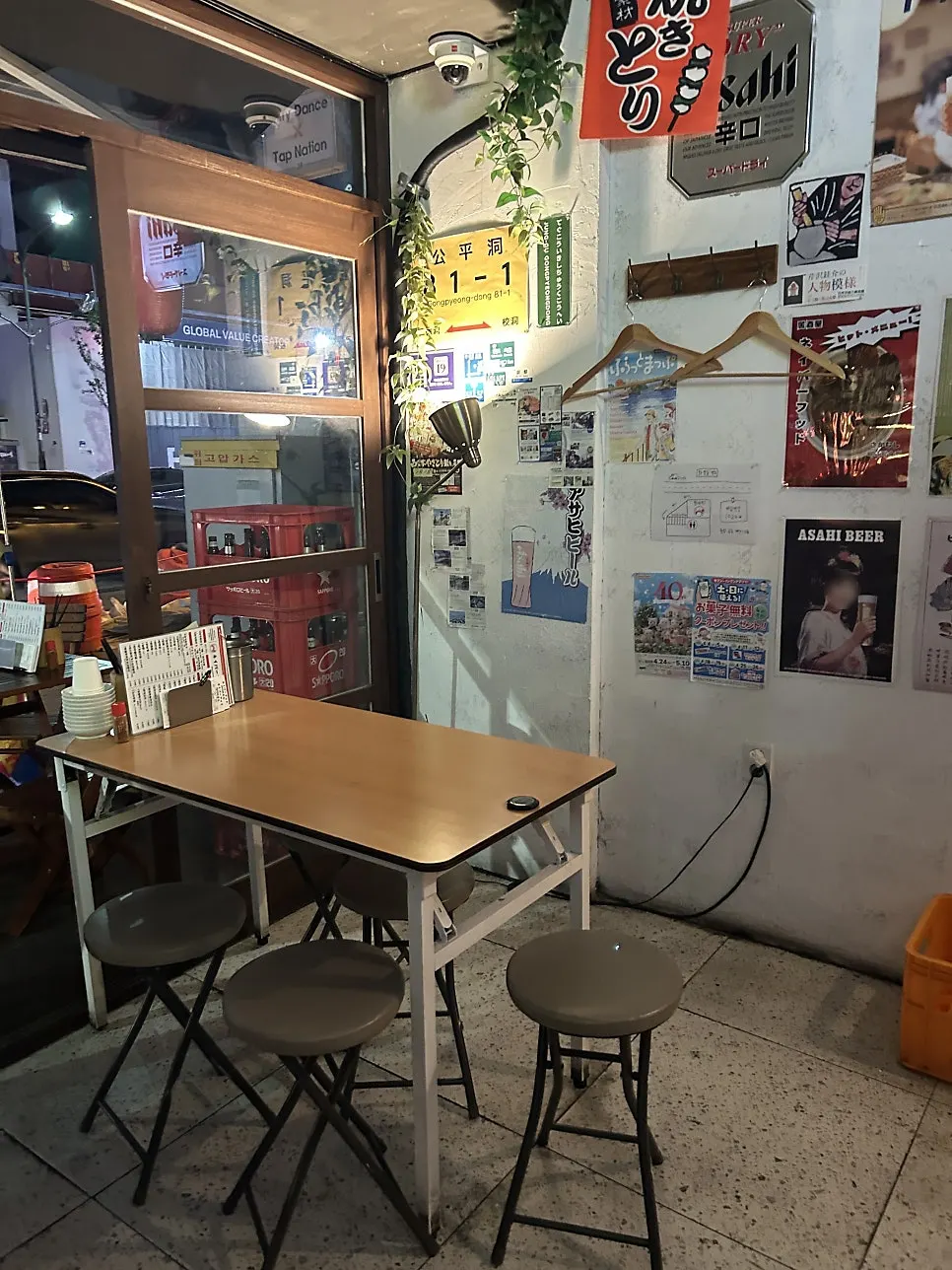 네이바훗도 bar바 좌석과 실내 조명