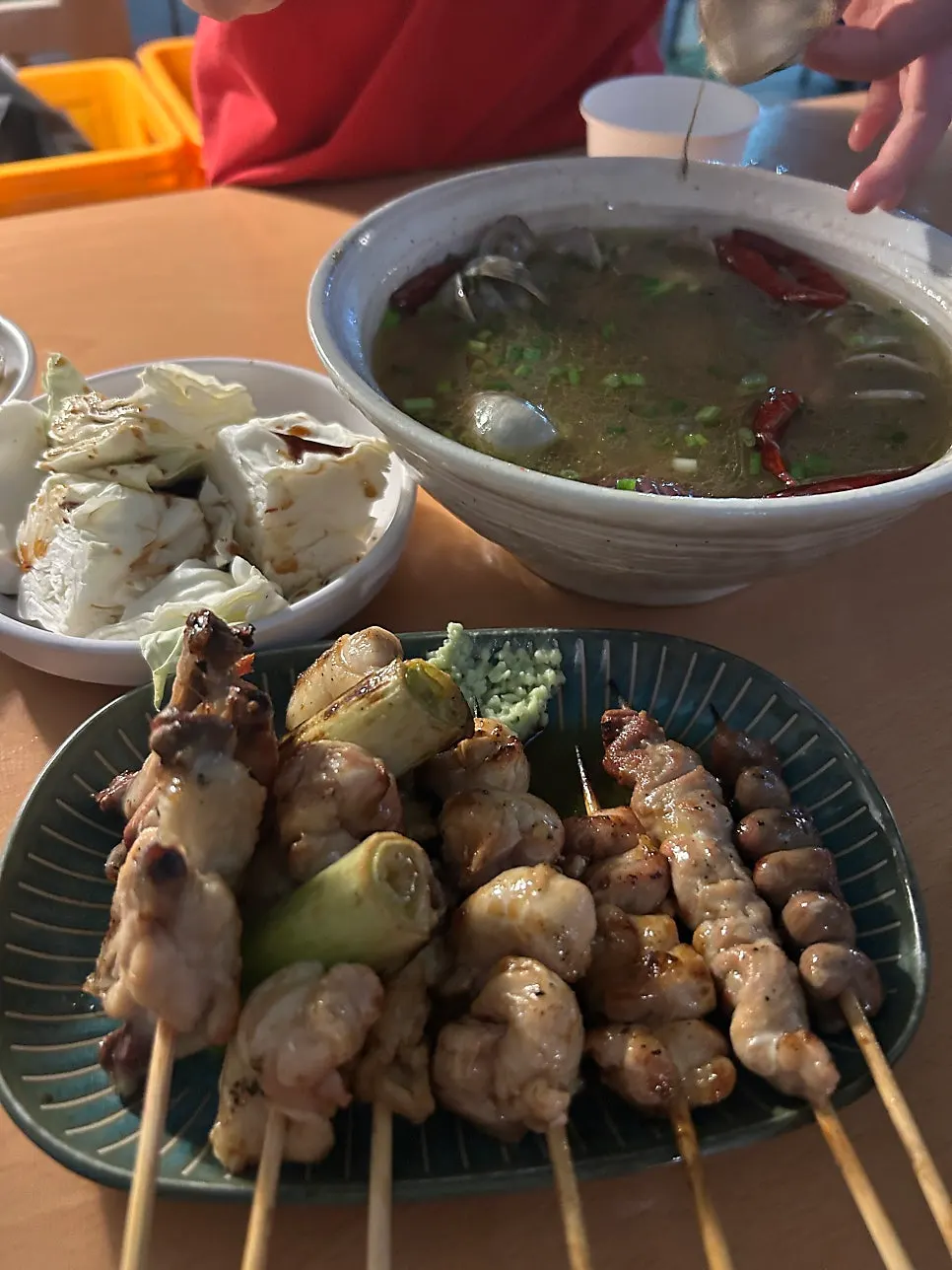 바지락술찜 국물과 바지락 클로즈업
