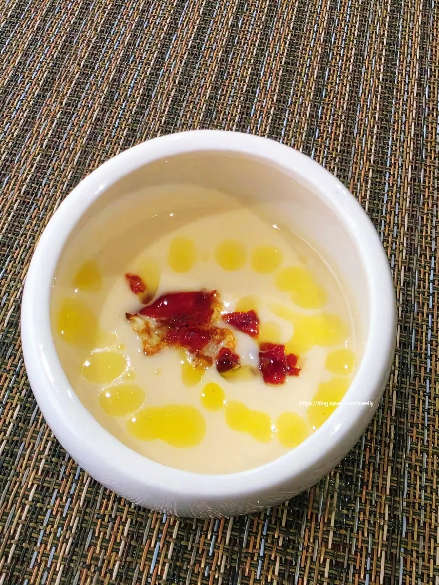 정갈하게 나온 런치 코스 음식