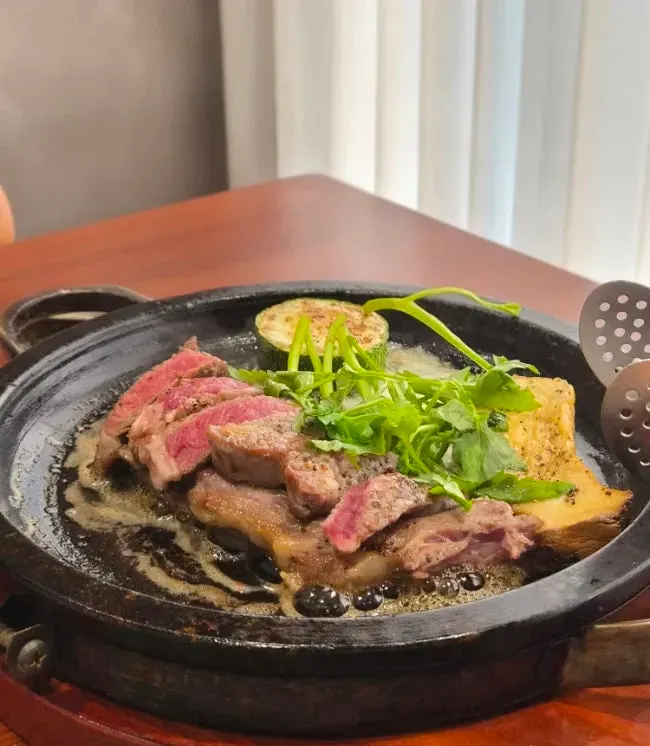 완두콩을 곁들인 은대구구이